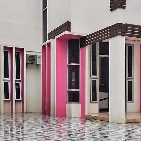 Reddoorz Plus @ Taman Мадиун Экстерьер фото